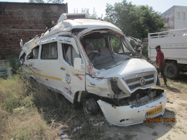 TEMPO-TRAVELLER 2015 picture 1