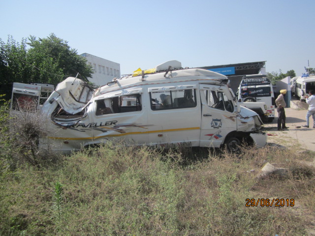 TEMPO-TRAVELLER 2015 picture 2