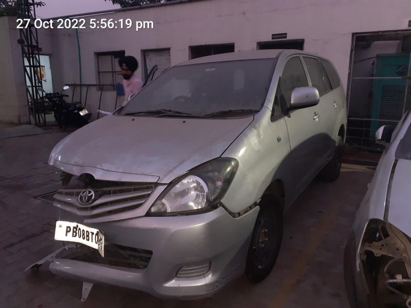 INNOVA-E-DIESEL 2010 picture 3