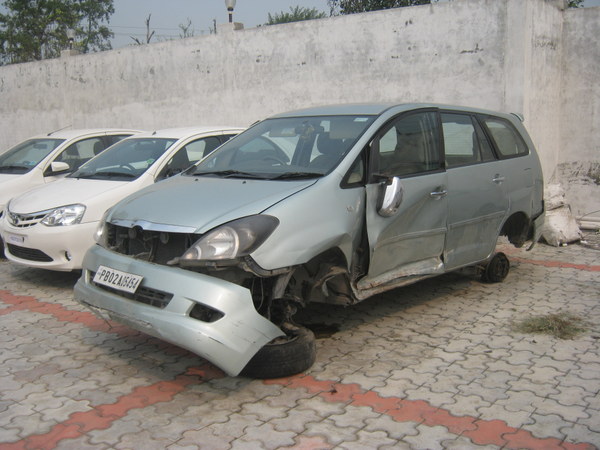 INNOVA-V-DIESEL 2005 picture 2
