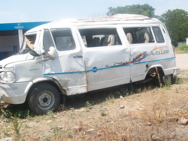 TEMPO-TRAVELLER 2011 picture 3