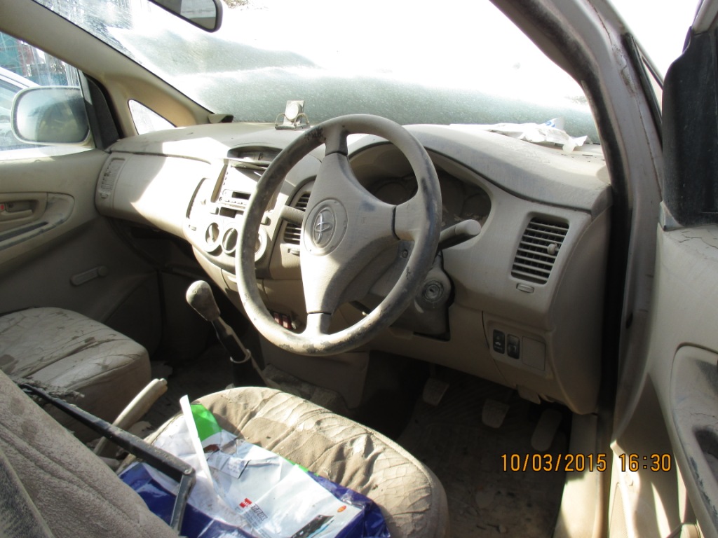 INNOVA-V-PETROL 2006 picture 4
